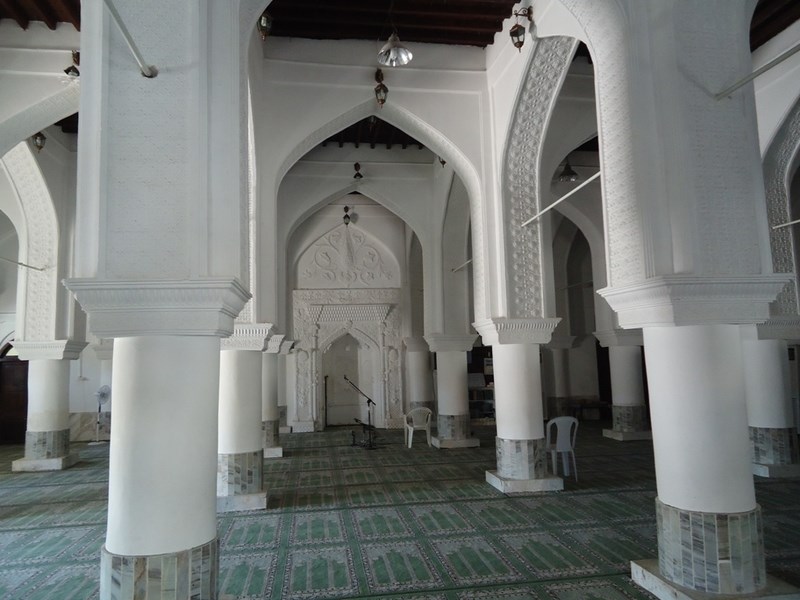 محراب و منبر داخل مسجد بسیار زیبا است.
